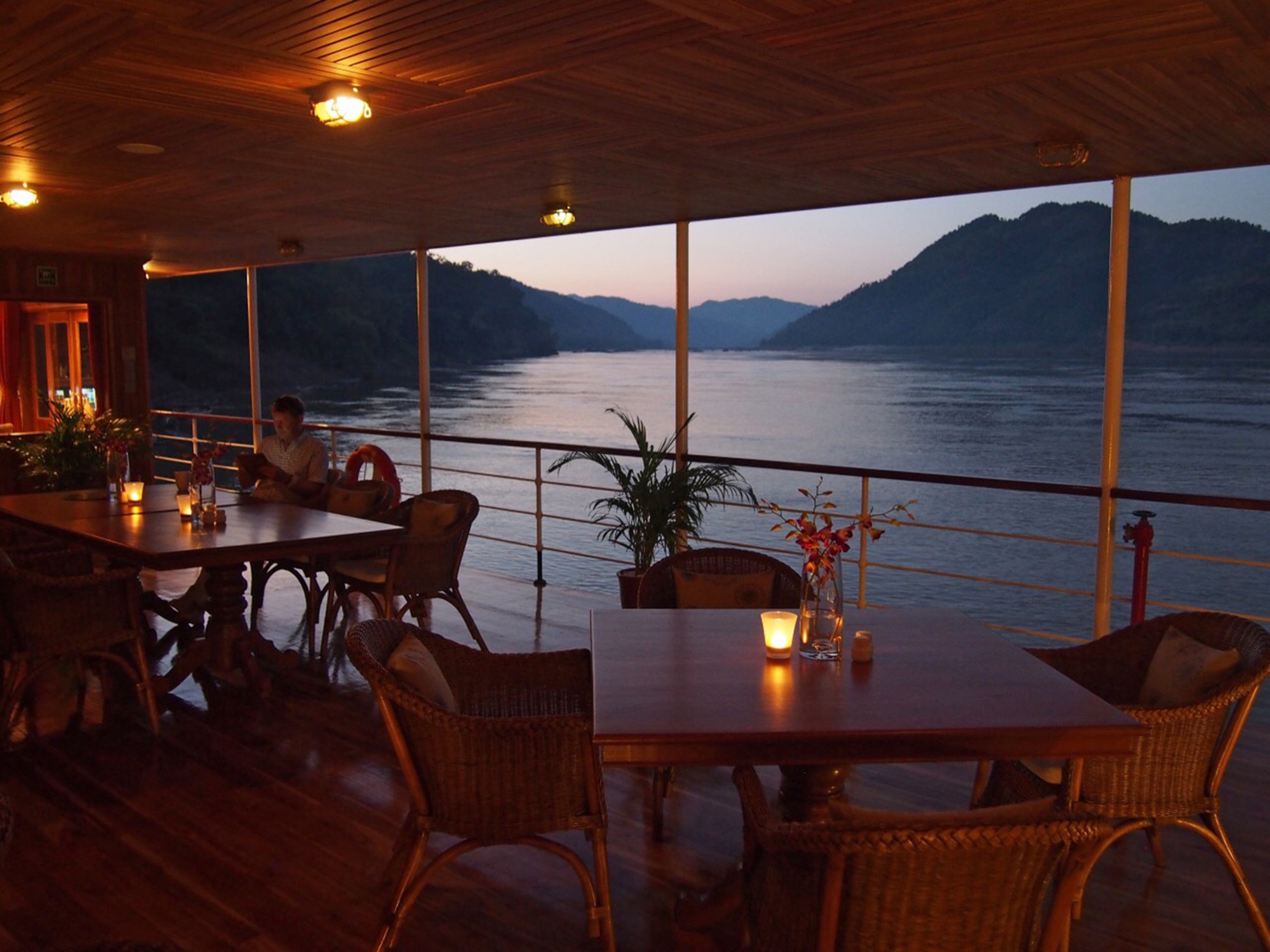 Pandaw RV Laos Pandaw Dining 3.jpg